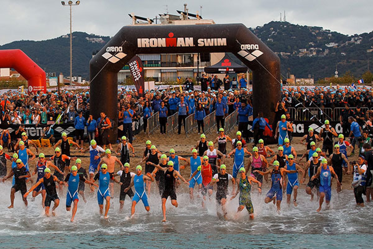 Cervia, l'Ironman ha i suoi re e regina: trionfano Löbner e Christen - Gli atleti alla partenza della competizione