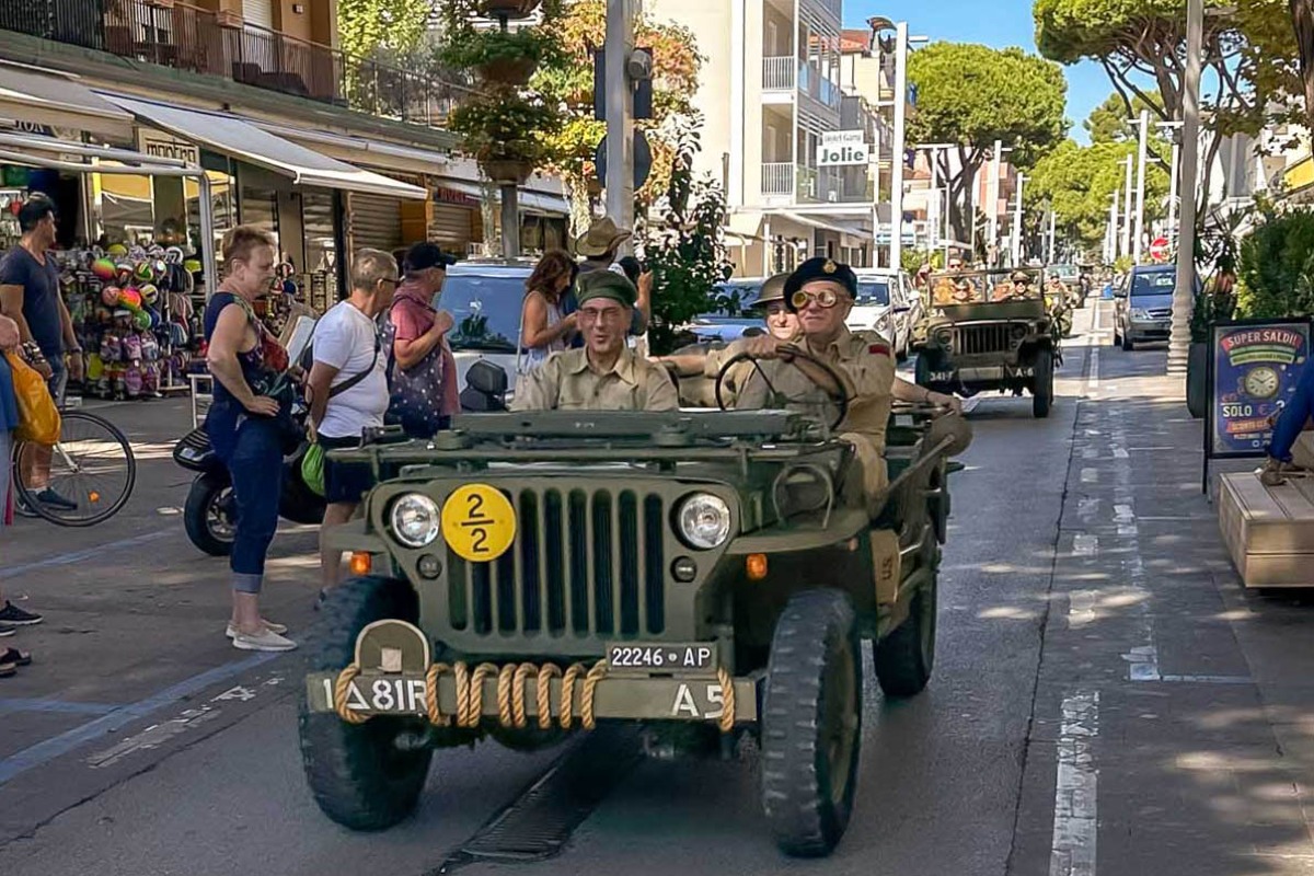 Riccione torna al 1944 tra mezzi d'epoca, cornamuse e danze - 