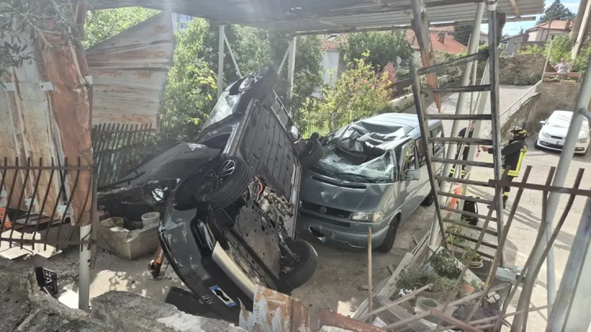 Sbaglia pedale con l'auto appena comprata: 16enne investe il padre - L'auto cappottata dopo l'incidente