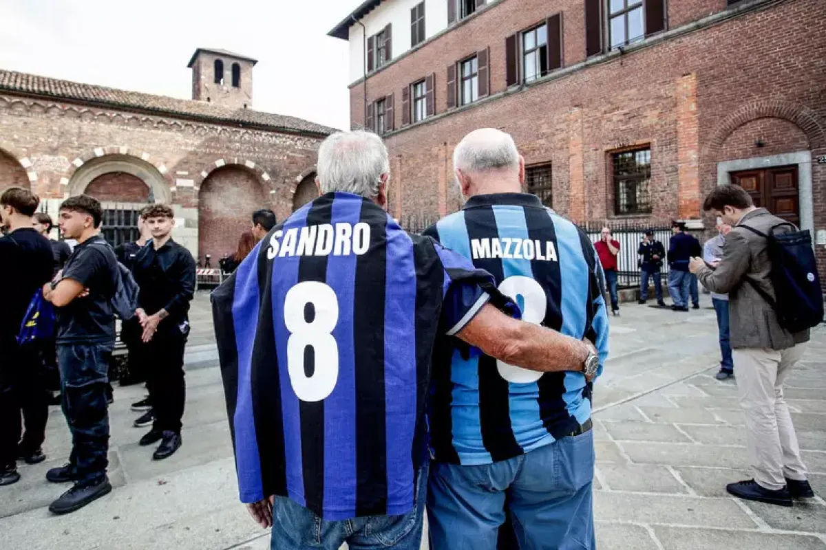 Applausi dei tifosi nerazzurri ai dirigenti bianconeri ai funerali di Mazzola - 