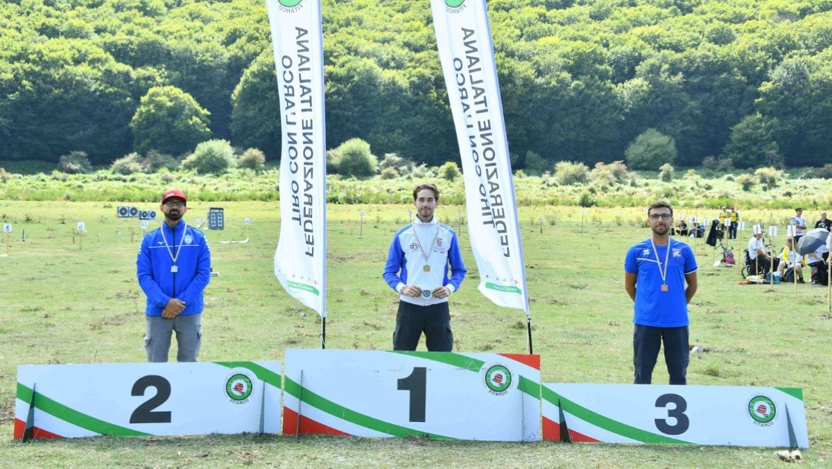 Tiro con l’arco, il riccionese Francesco Gregori è campione italiano assoluto - Il podio con Gregori al centro 