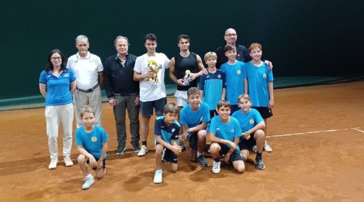 Tennis, Open Meldola: Mazza batte in finale Bagnolini - I finalisti con i giudici ed i raccattapalle