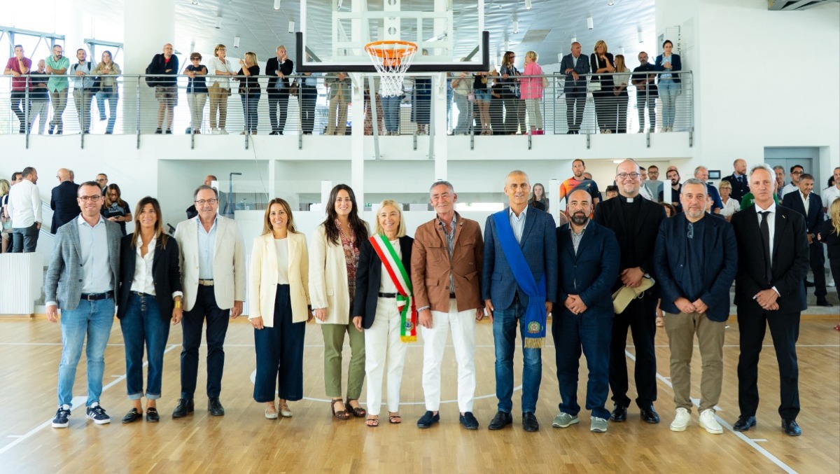 Cattolica, taglio del nastro per il nuovo Palazzetto dello Sport. Galateo istituzionale: c'è anche l'ex sindaco - 