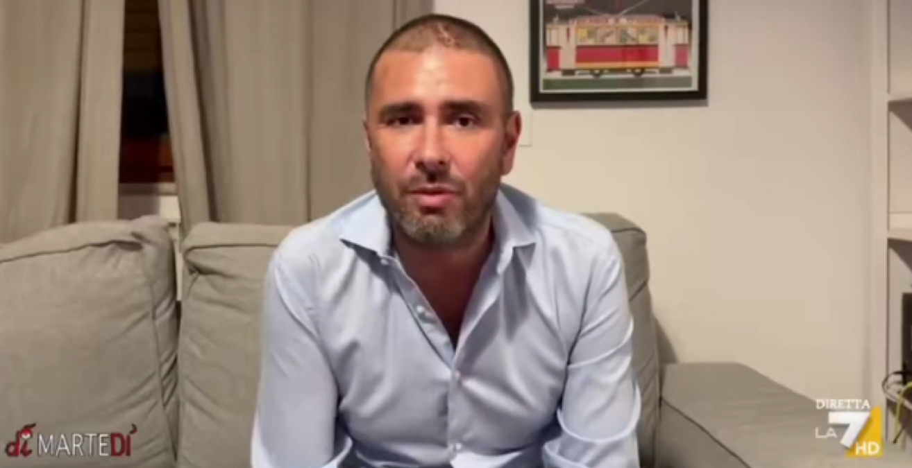 Di Battista in video: 'Sto sempre meglio e tornerò presto' - © La7