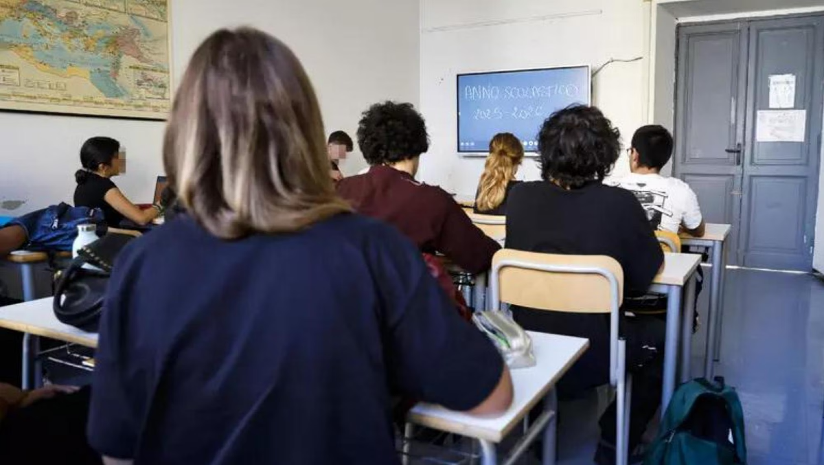 Aggressione sventata a scuola: 14enne progettava di colpire la prof con un coltello - 