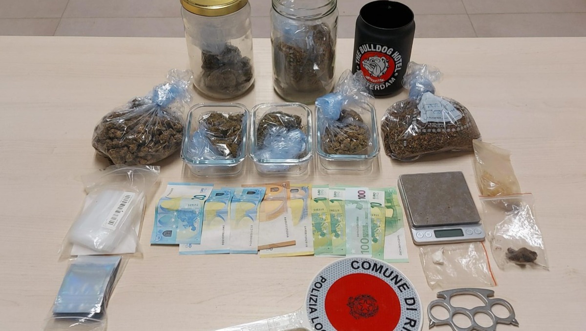 Spaccio alla Grotta Rossa di Rimini, in casa oltre alla droga un tirapugni: arrestato - 