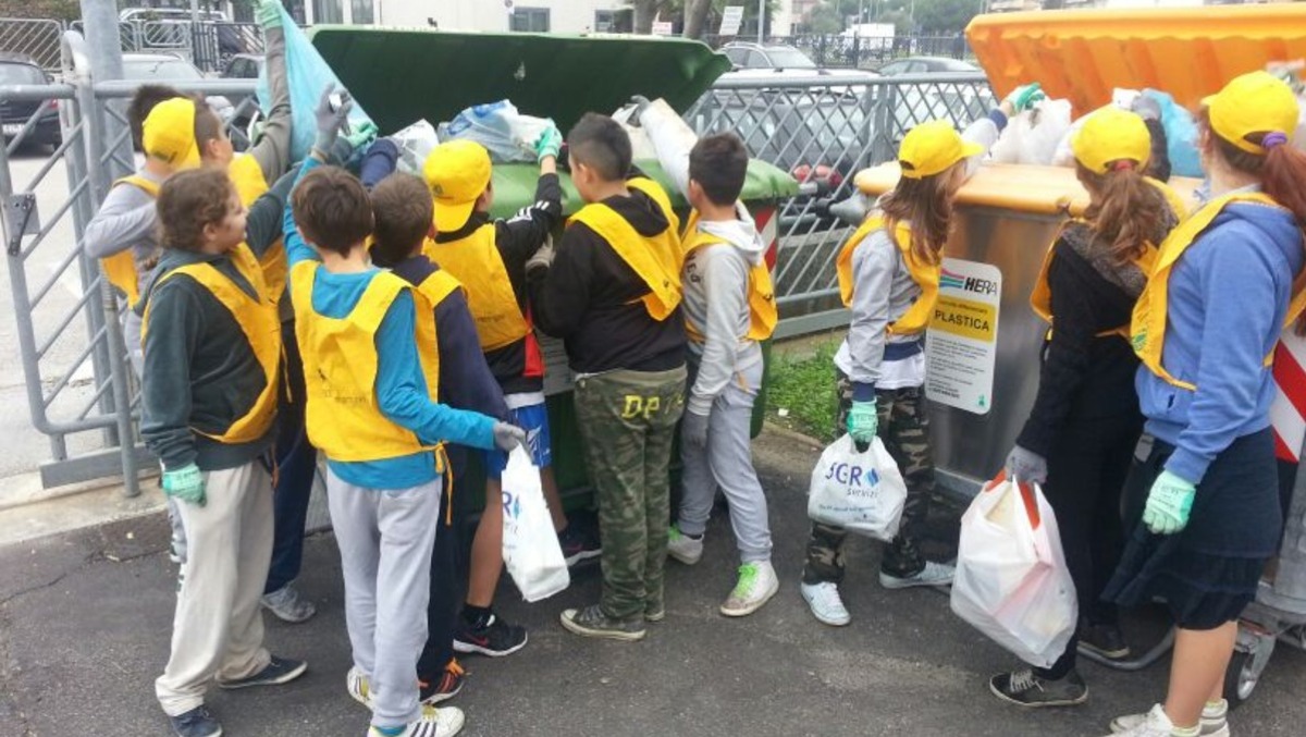 Puliamo il Mondo, a Bellaria Igea Marina volontari e studenti ripuliscono la spiaggia - 