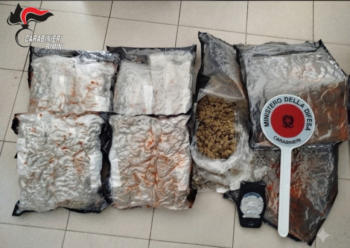 "Aspetto prodotti per i capelli", ma dentro il pacco c'è droga: Carabinieri si fingono corrieri e lo arrestano - 