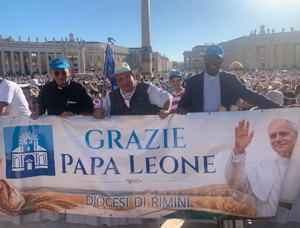 Papa Leone XIV saluta Rimini a un mese dalla visita: 450 riminesi in piazza San Pietro - 