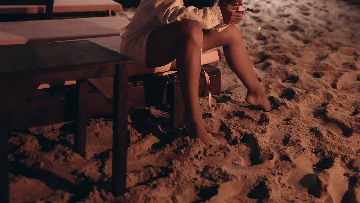 Sesso di gruppo in spiaggia, scatta l’accusa di violenza: indagati tre amici - Rimini, tre indagati per violenza sessuale di gruppo: la donna ascoltata dal gip