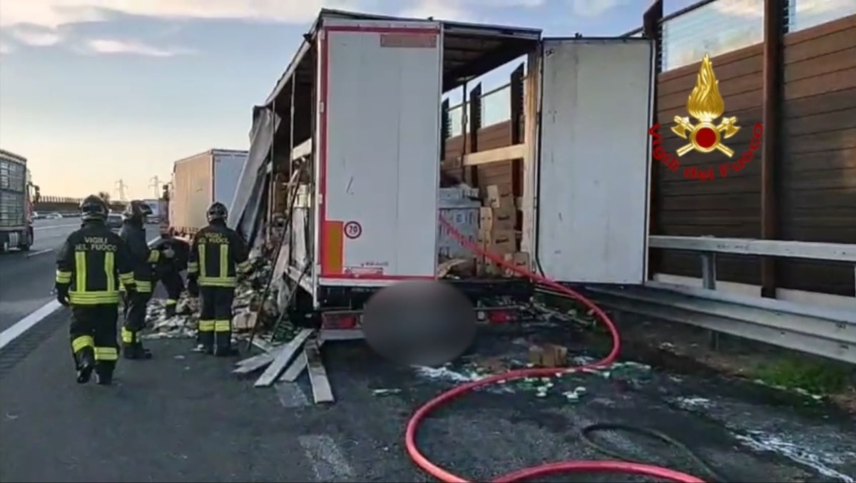 Camion di detersivi in fiamme sulla A14, mattinata di caos in autostrada - 