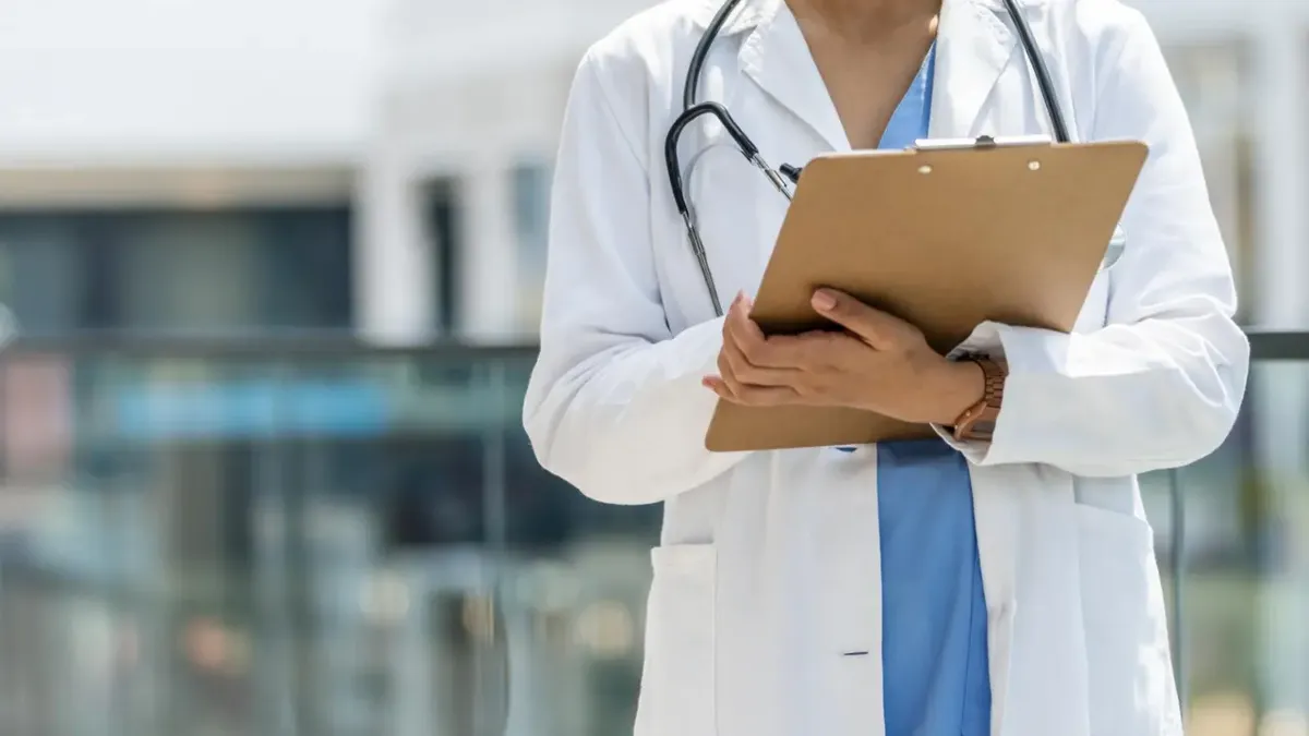 Sanità, la Regione punta sulle Aft: ambulatori aperti fino a 12 ore al giorno nelle Case di Comunità - Medico REPERTORIO