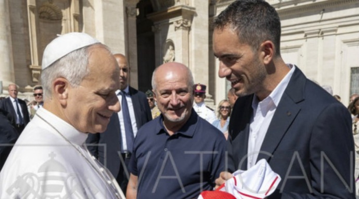 Rimini Calcio, consegnata la maglia biancorossa a Papa Leone XIV - 