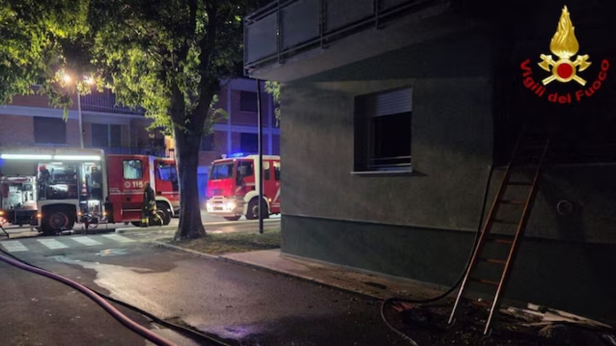 Incendio in un palazzo: due morti e 13 feriti - 