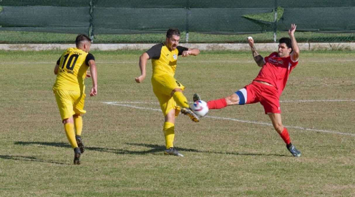 Calcio Promozione, il Gabicce Gradara sabato sfida il forte Villa San Martino - Vegliò e Villanova in azione