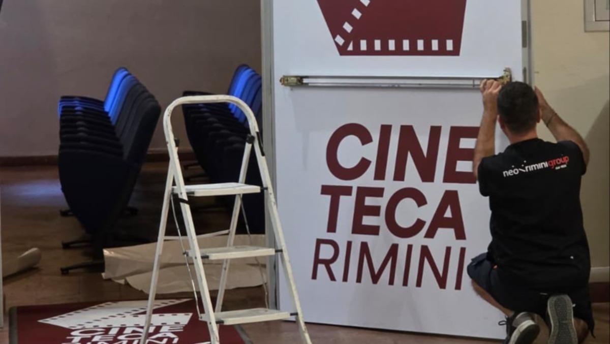Rimini, la Cineteca torna alle prime visioni con un nuovo ingresso - I lavori di allestimento alla Cineteca 