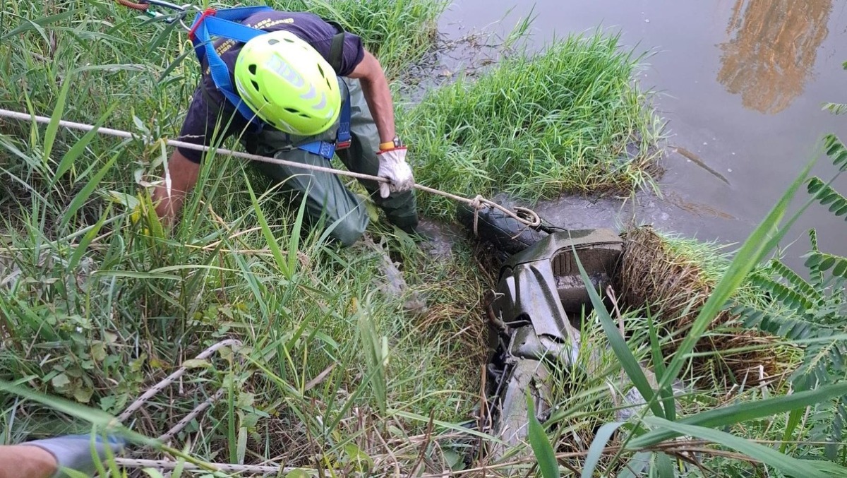 Scooter rubato abbandonato sul fiume Marecchia a Rimini, il mezzo è stato rimosso - 
