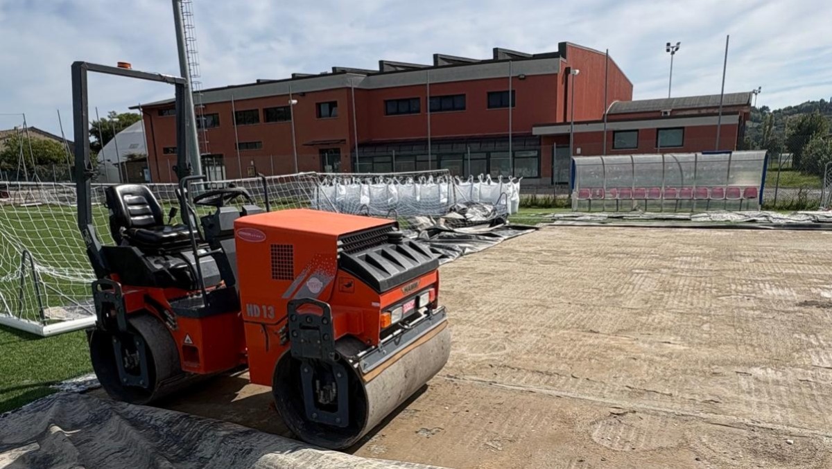 Cattolica, al via la manutenzione del sintetico del secondo campo del Calbi - 