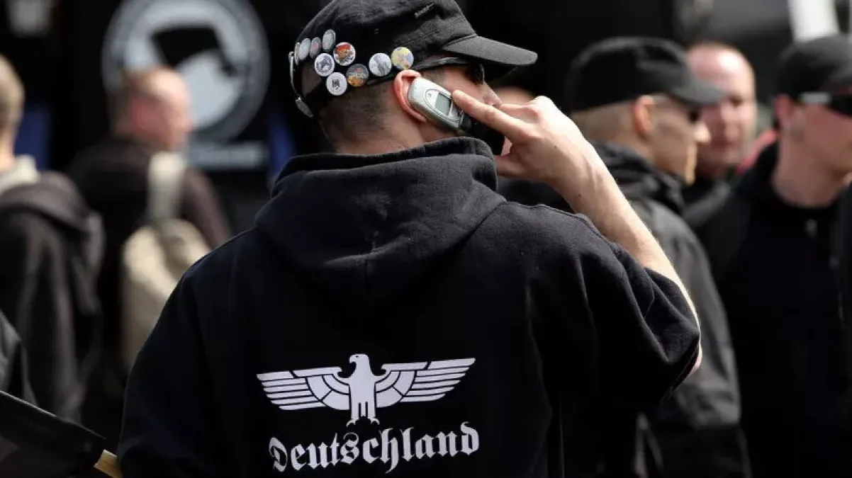 Esaltavano Hitler e stragisti in moschee, 17 perquisizioni: coinvolti anche 14 minori - 
