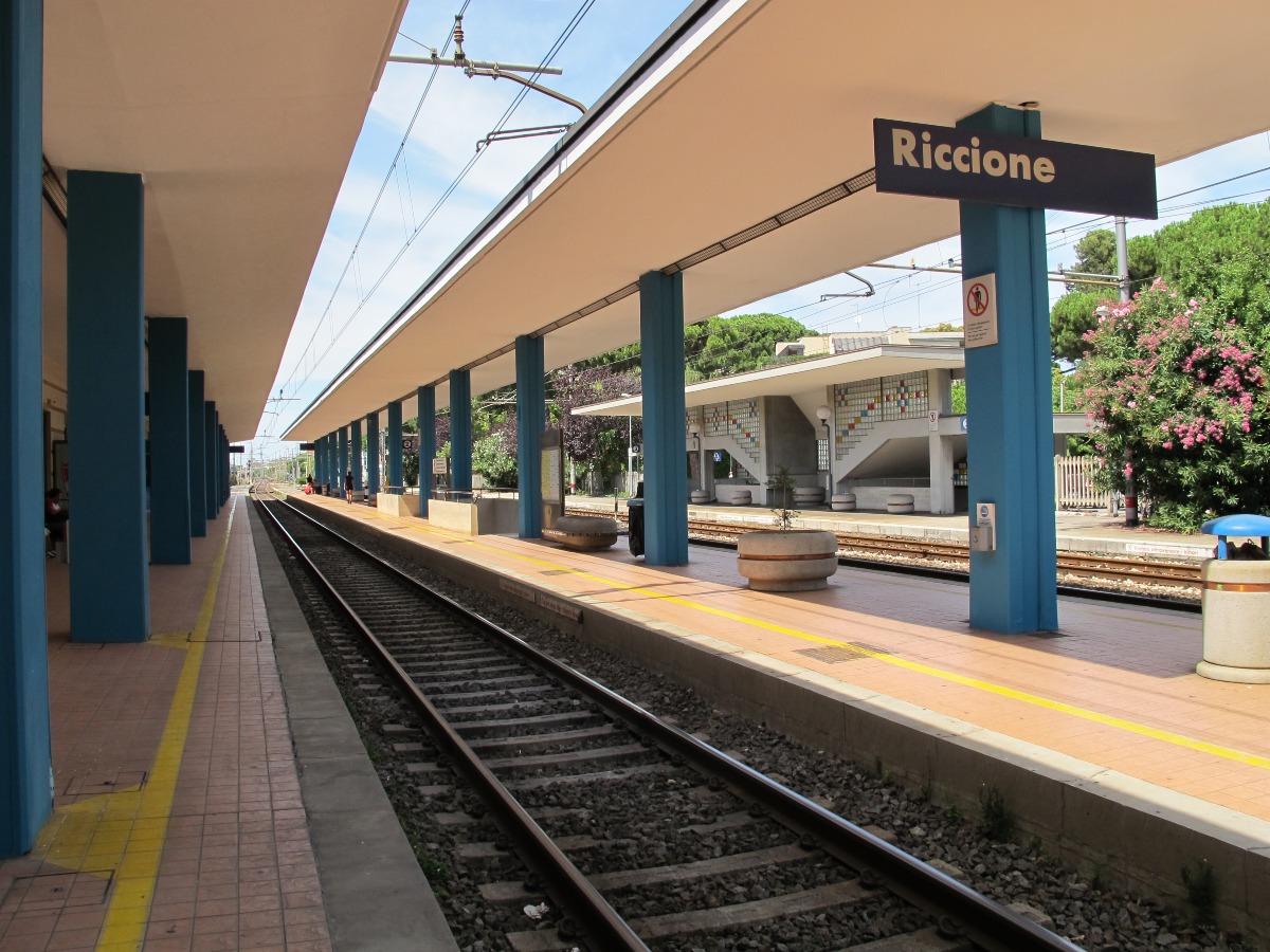 Persona investita sui binari tra Riccione e Cattolica, traffico ferroviario sospeso sulla linea - 