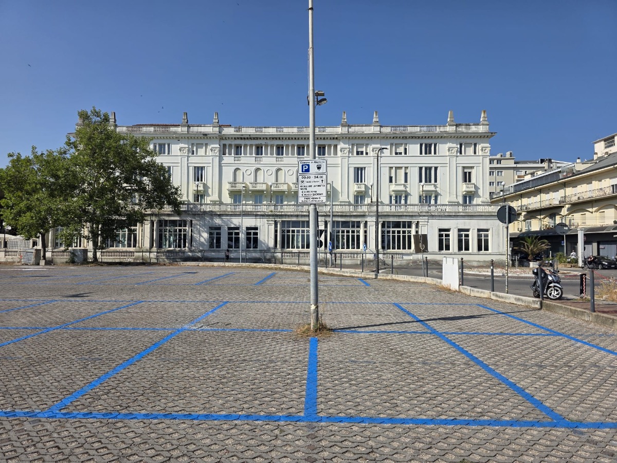 Riccione, parcheggio Grand Hotel: sosta attiva fino a fine anno con tariffe agevolate - 