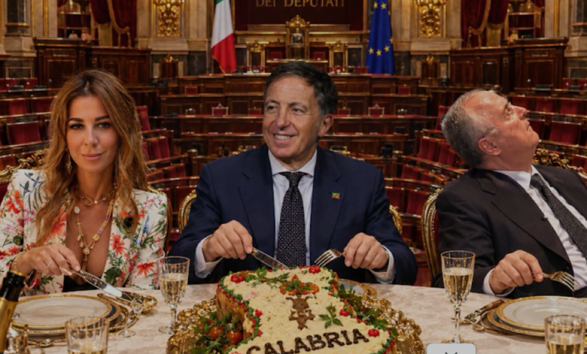 Vannacci ritocca con l’IA la foto di Siracusano e le aumenta la scollatura: "Lo denuncio" - © Facebook