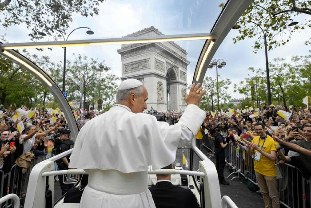 Leone Star sugli Champs Elysees, in 800mila alla sua messa - © Ansa