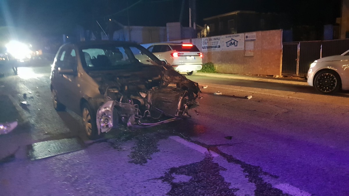 Riccione, tamponamento tra auto e moto sulla Statale 16: centauro in ospedale - Foto
