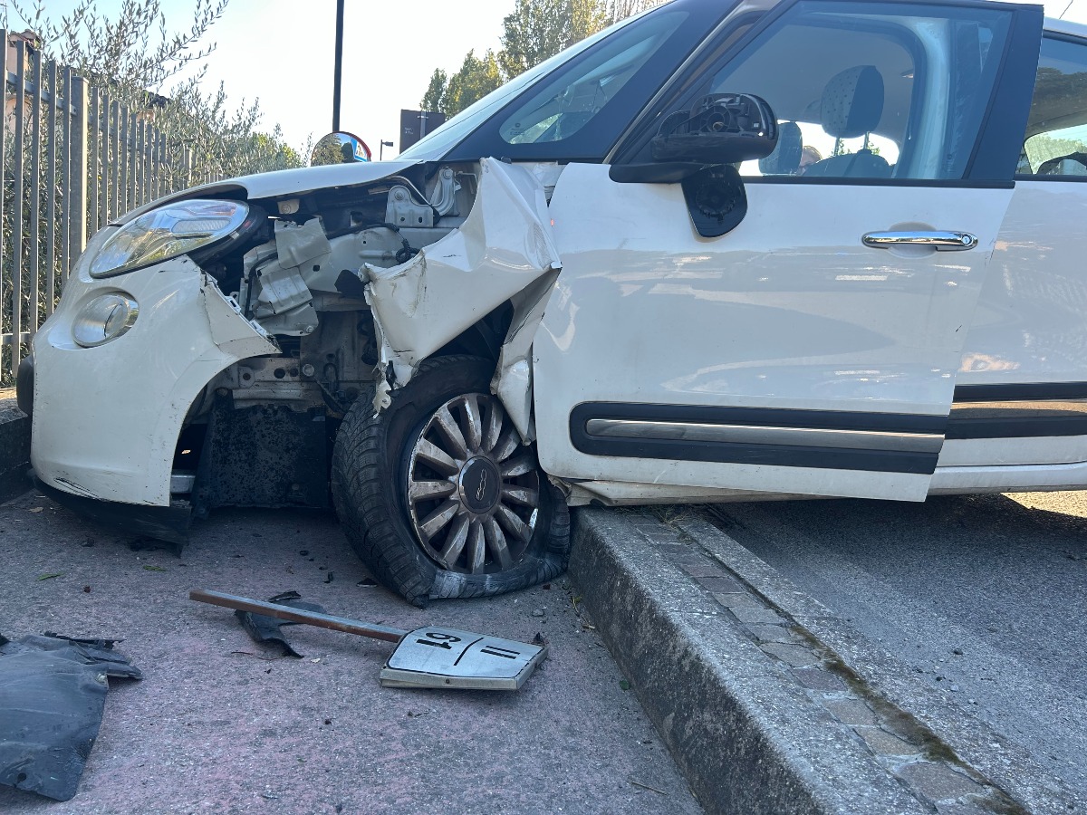 Paura a Secchiano: Fiat 500L invade la corsia e finisce contro una cancellata - 