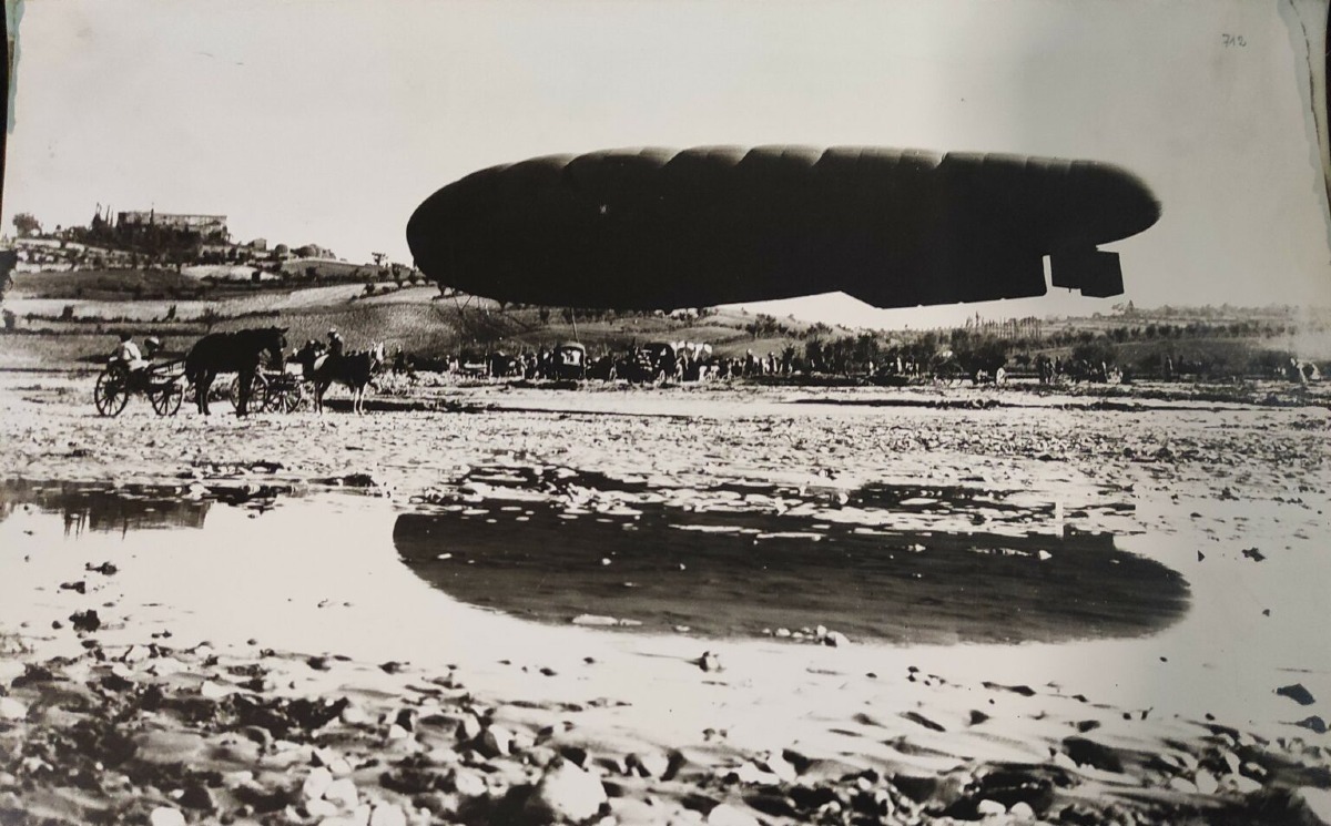 Quel dirigibile che nel 1910 atterrò nella valle dell’Uso - Ph archivio SOMS: lo storico atterraggio sul fiume Uso del 1910