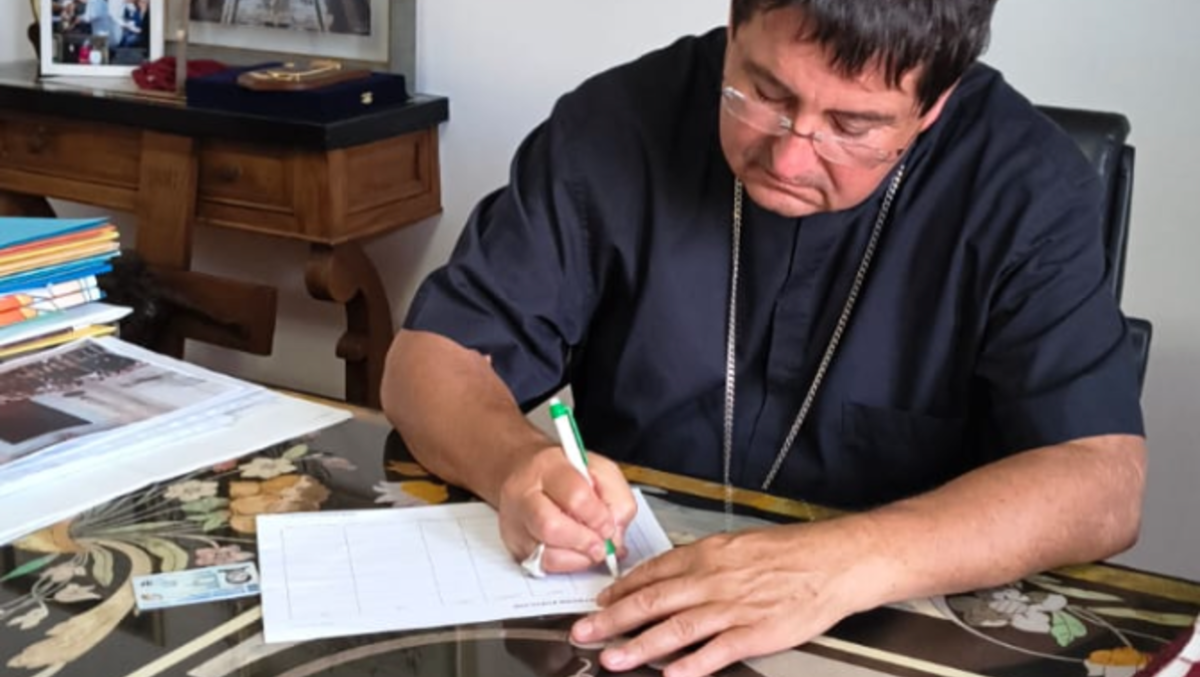Natalità, il vescovo Anselmi firma la petizione regionale - La firma del Vescovo Anselmi 