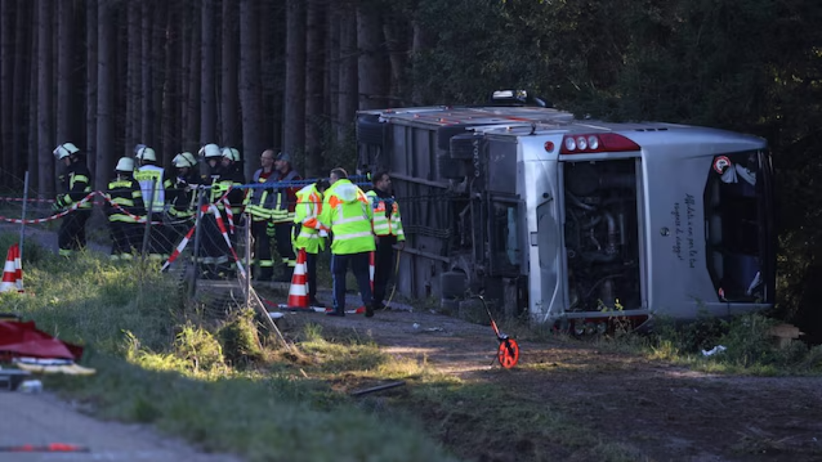 Bus turistico italiano diretto all'Oktoberfest si ribalta in Germania: due morti e 22 feriti - 
