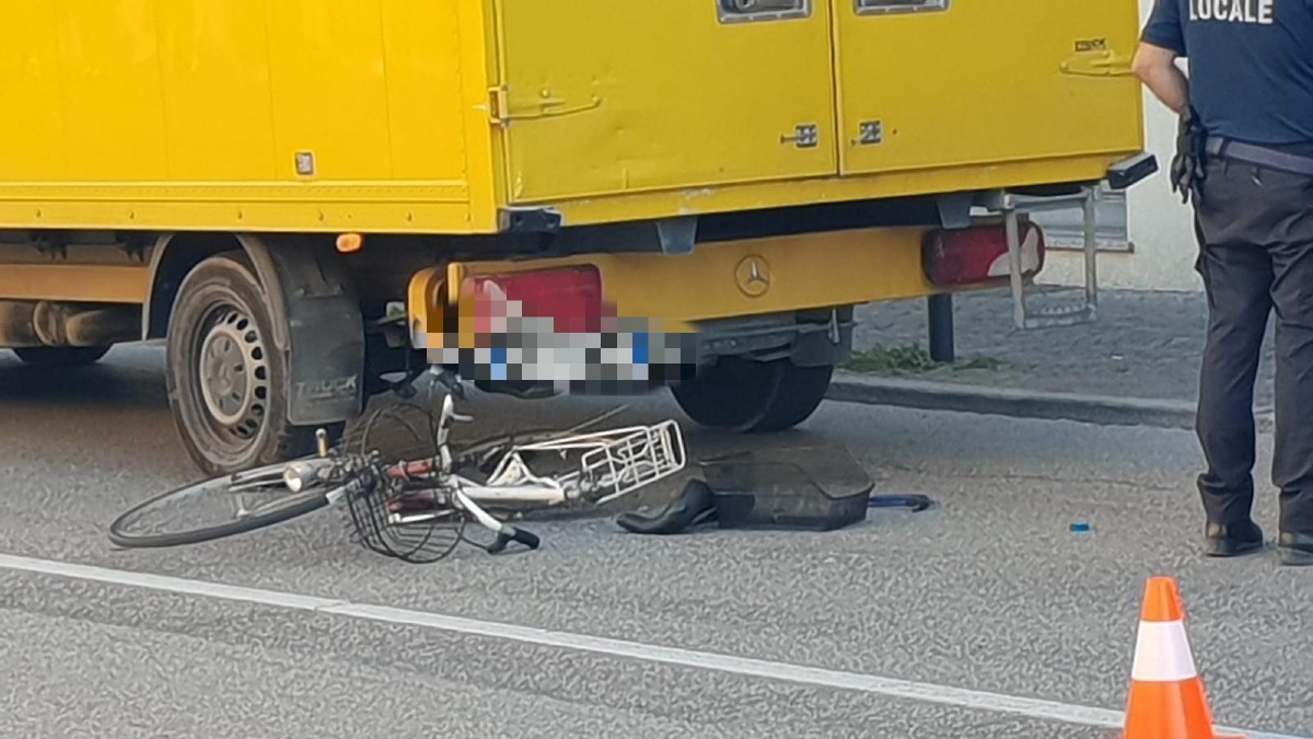 Santarcangelo: camion in retromarcia investe una 77enne in bicicletta - 
