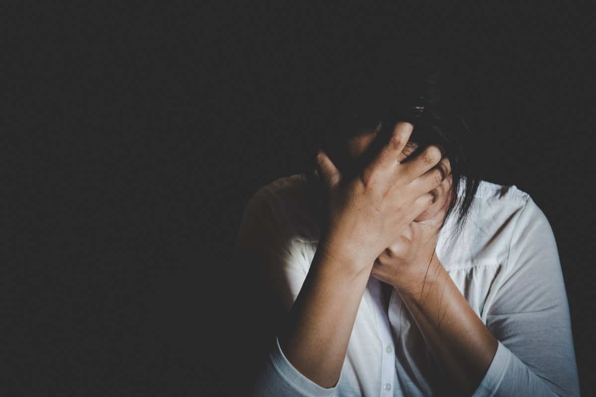 Minacce con un coccio di vetro alla moglie: 57enne va a giudizio immediato - 