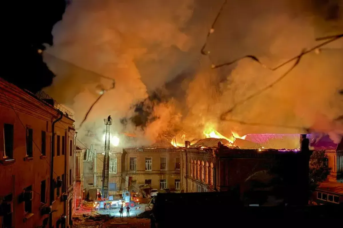 Missili e droni nella zona di Kiev, uccisi bimbo e una donna - Raid russo su Kiev, sospeso il servizio ferroviario della città