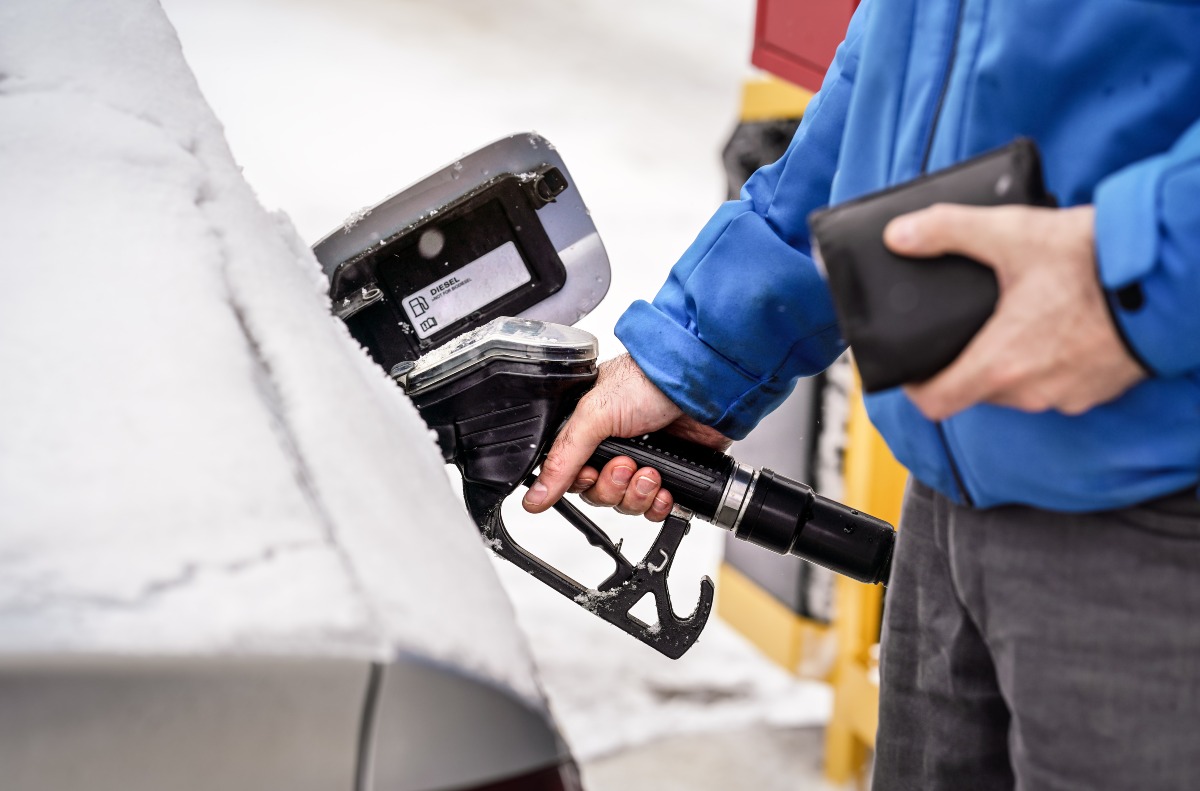Carburanti, prezzi in calo: la benzina scende a 2,111 euro al litro - 