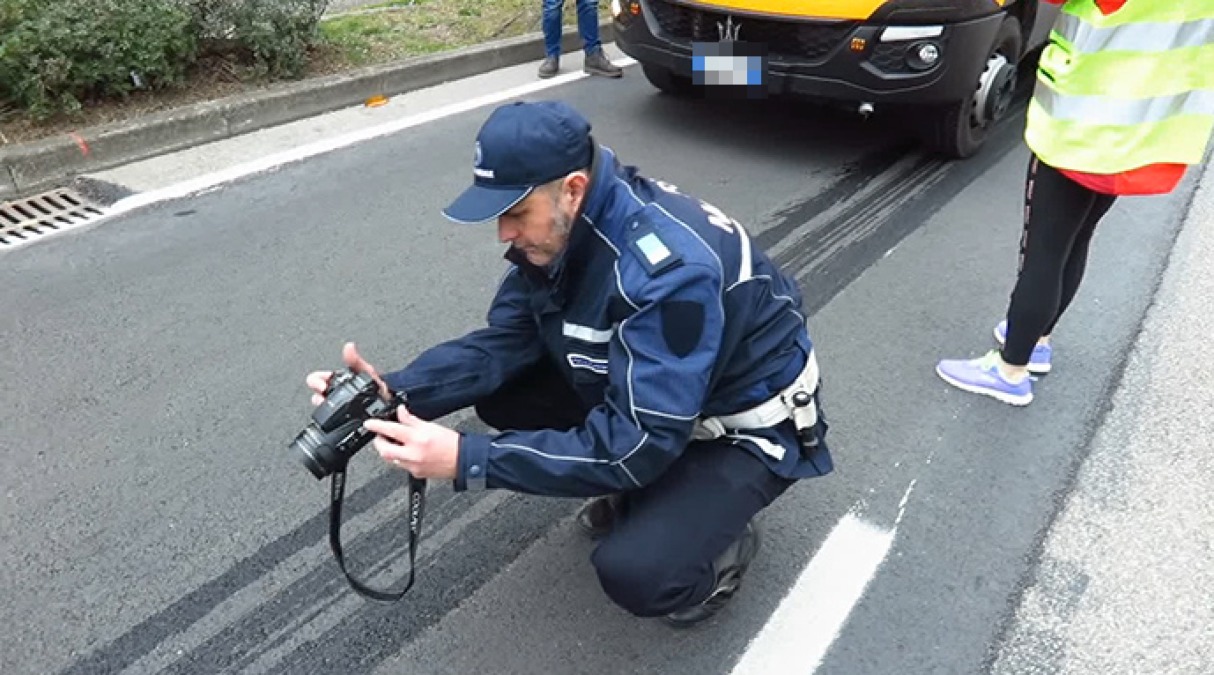 Ciclista travolta e incastrata sotto l’auto. Incidente a Vecchiazzano: è grave - Repertorio