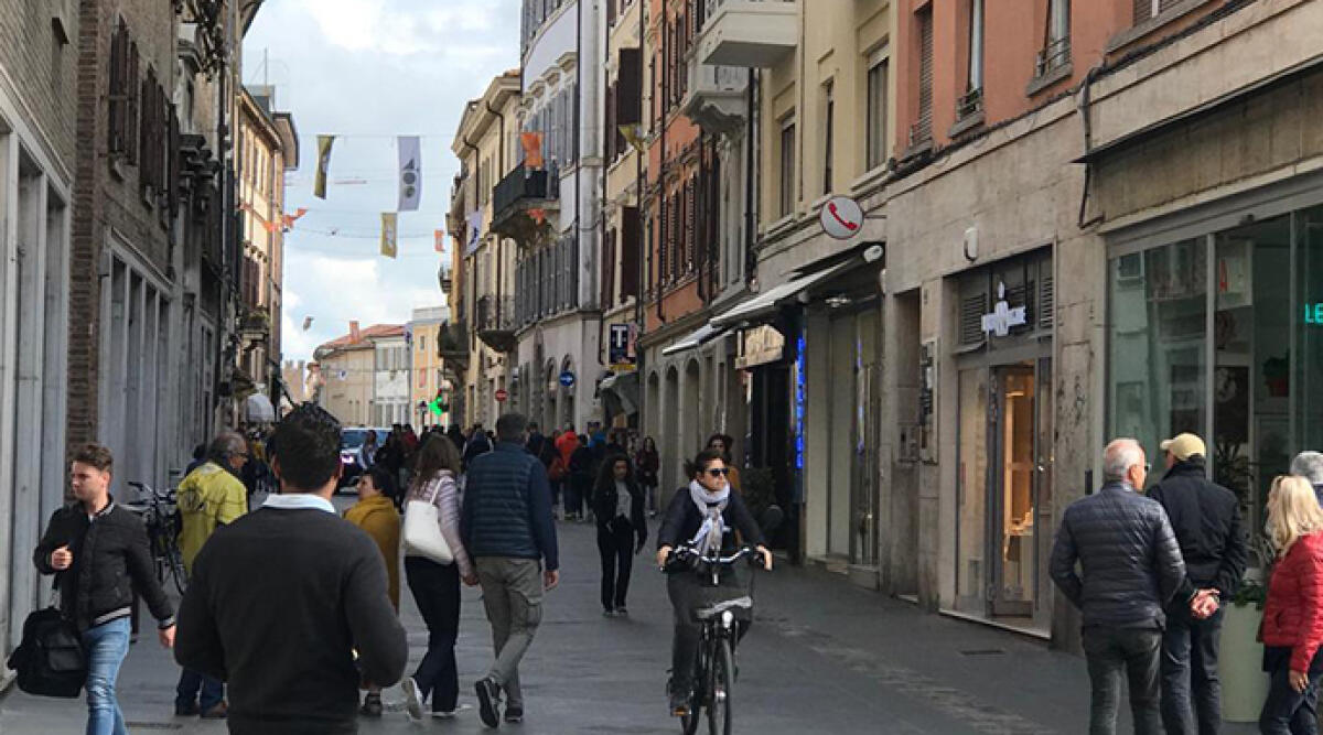 Rimini, a torso nudo prende a sassate le vetrine in Corso d'Augusto: denunciato - Corso d'Augusto, centro storico di Rimini