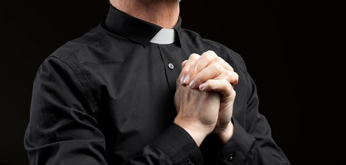 Rimini, fa irruzione nella casa parrocchiale e minaccia il sacerdote. Denunciato - Prete (Repertorio)