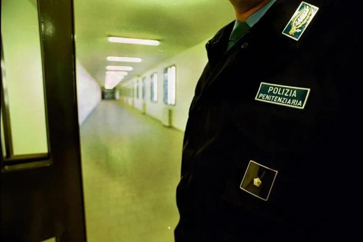 Detenuti trovano microspie nelle celle, rivolta a Pisa - 