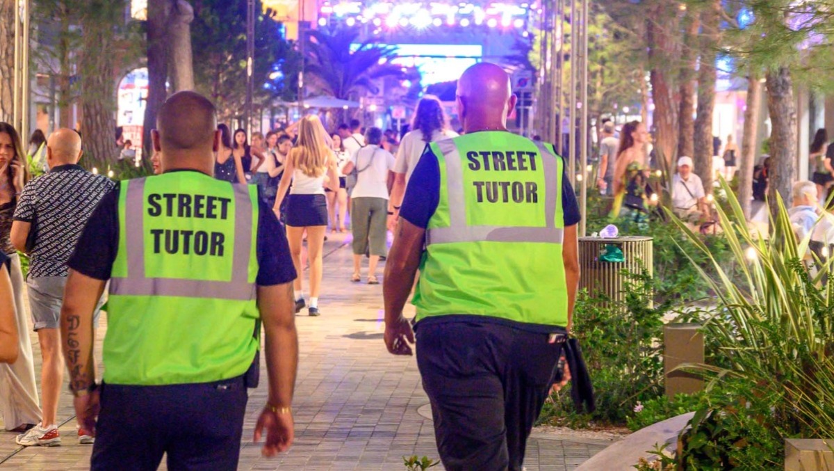 Riccione, ai Giardini dell'Alba nuovi lampioni, verde e panchine - Gli street tutor in azione 