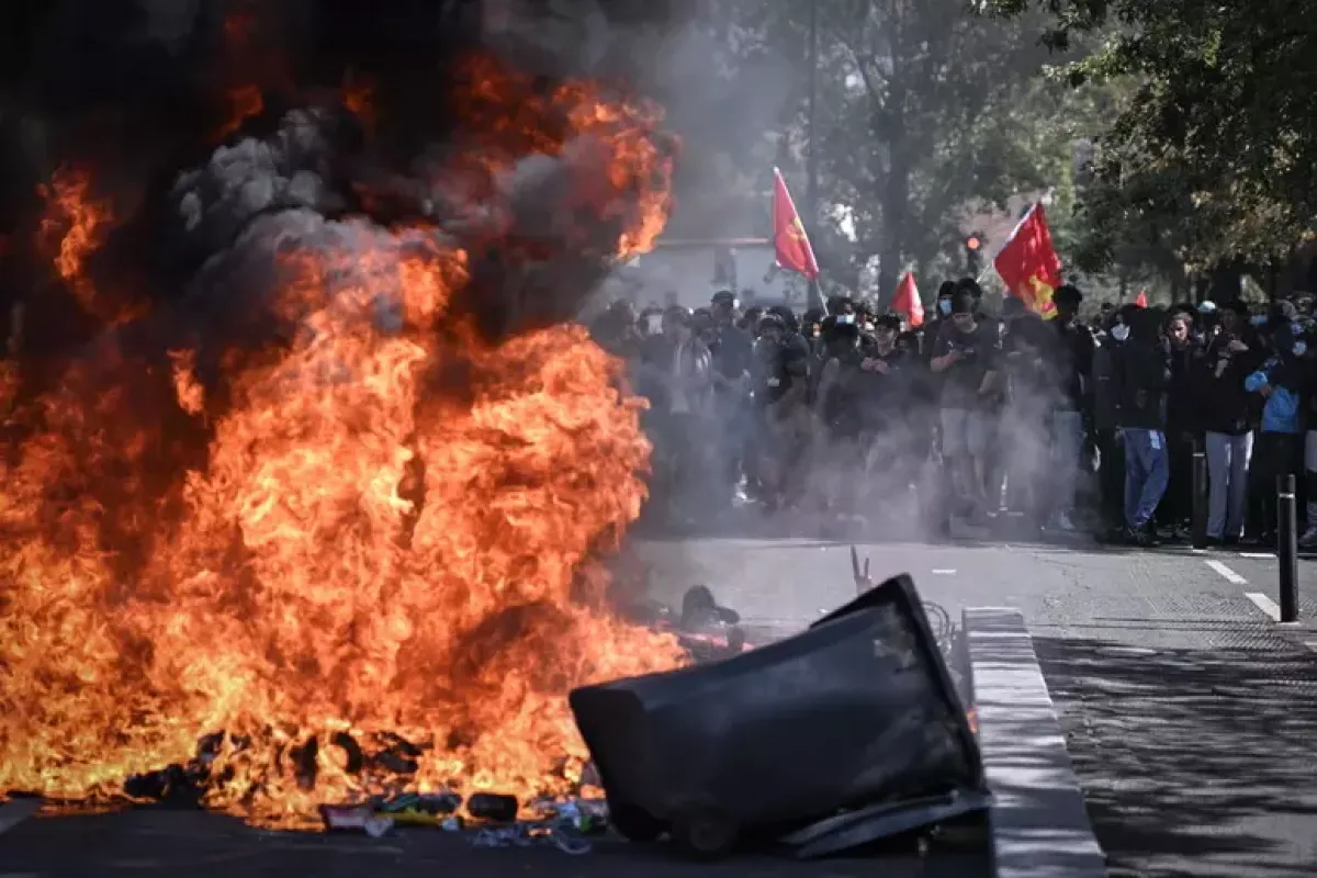 Francia in fiamme, studenti in rivolta - 