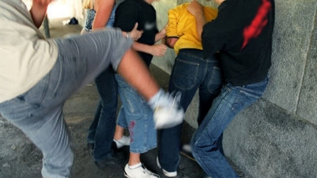 Notte di violenza, tre giovani a processo: accuse per botte e bottigliate - Foto repertorio
