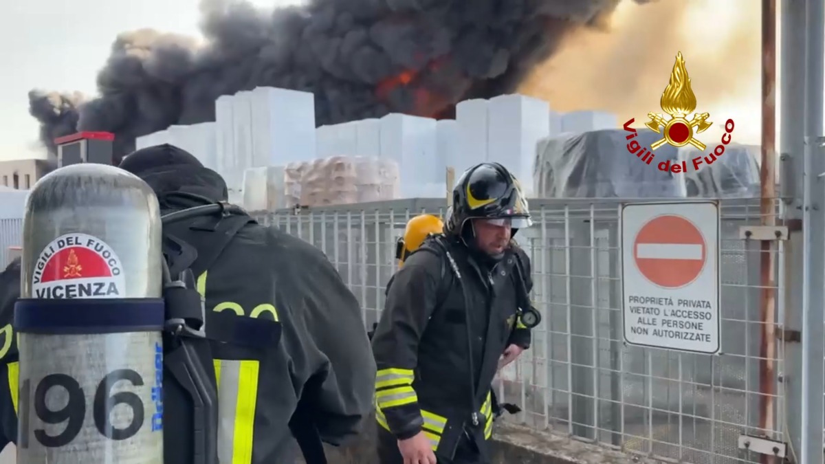 Fiamme in un capannone seguite da alcune esplosioni, colonna di fumo nero visibile a chilometri - © Vigili del Fuoco