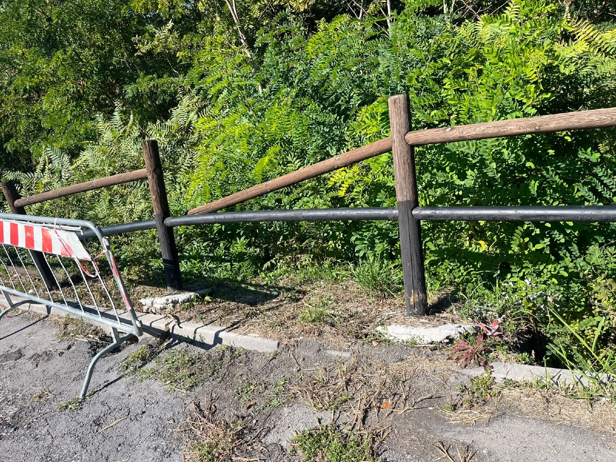 Segnalazione: Novafeltria, staccionata pericolante e sporcizia: "Ci sono anche le pantegane" - 