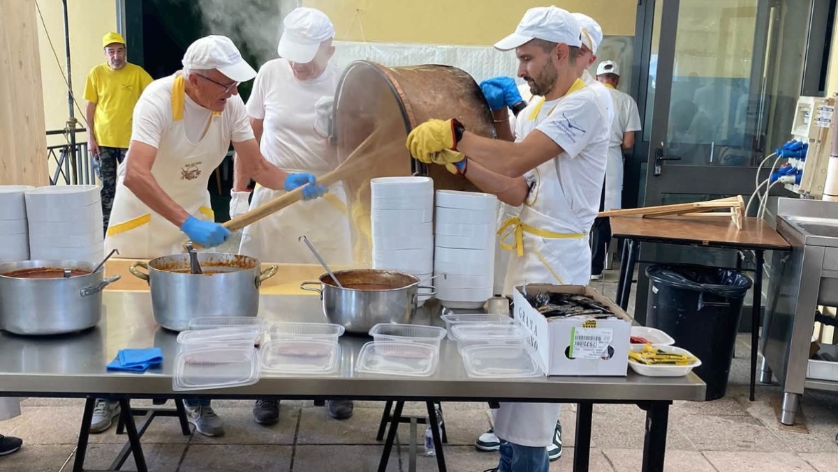 Un volontario di 18 anni, una di 92: così Perticara mantiene la tradizione della Sagra della Polenta - 