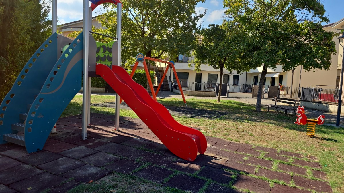 Santarcangelo, riqualificati tre parchi: nuovi giochi e arredi nelle aree verdi - 