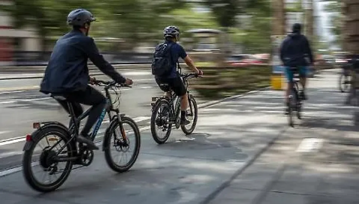 Riccione: c'è la ciclabile, ma le bici passano sulla passeggiata a mare. Forza Italia all'attacco - Biciclette REPERTORIO
