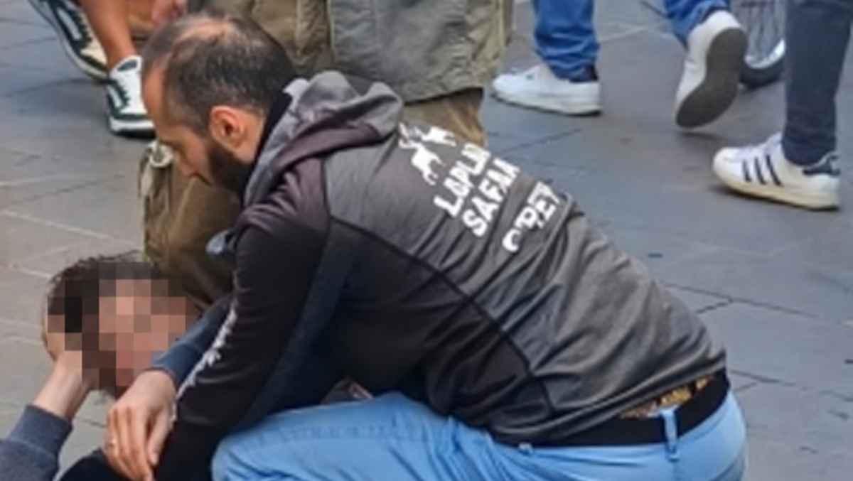 Rimini: ruba la bici a una donna mentre lei beve il caffè, poi investe un uomo che cerca di fermarlo. Arrestato - L'arresto dell'uomo (Foto di A.Pierotti)