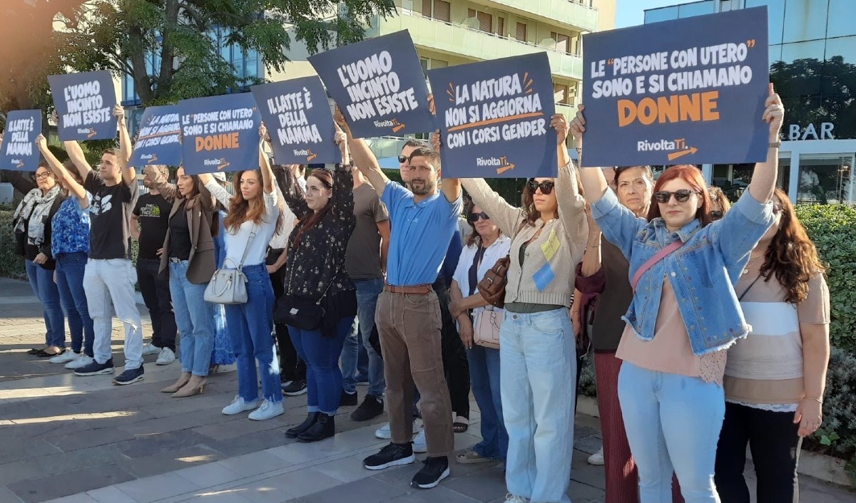 “Il latte è materno, l’uomo incinto non esiste”: flash mob di RivoltaTi a Riccione - 